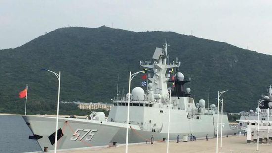 中國海軍艦艇編隊12日上午從三亞起航，參加“和平友誼-2015”中馬兩軍首次實兵聯演。