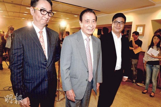 四叔李兆基（中）、長(zhǎng)子李家杰（左）及次子李家誠