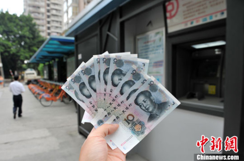 “如果是千元左右的跨行轉(zhuǎn)賬，都會(huì)先充值到支付寶，然后再轉(zhuǎn)到相應(yīng)銀行賬戶中”，肩負(fù)3000多元月供的北京白領(lǐng)小李告訴中新網(wǎng)記者，這樣操作起來方便、省時(shí)，還免去下載好幾個(gè)銀行客戶端的麻煩。