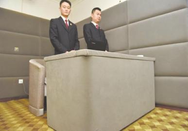 審訊室、居住室內(nèi)的桌椅板凳都進(jìn)行了軟包。