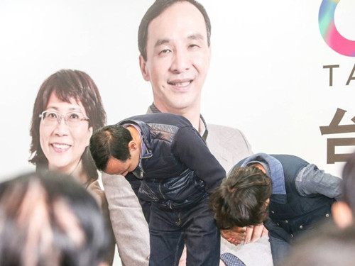 國民黨明天下午將召開臨時中常會，決定由誰擔任代理主席。圖為朱立倫與王如玄上午到競選總部，向支持自己競選的志工們一一致意，感謝他們的陪伴。圖片來源：臺灣《聯合報》