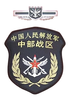習近平將軍旗授予東部戰區司令員劉粵軍、政治委員鄭衛平。