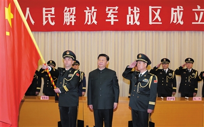 習近平將軍旗授予中部戰區司令員韓衛國、政治委員殷方龍。