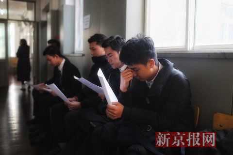 主持系考生正在備考區等待考試。