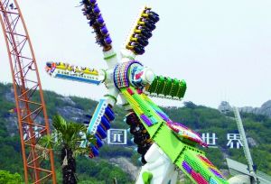 3月28日零點剛過幾分鐘，上海迪士尼6月16日開園日的門票就宣告售罄，巨大的訪問量一度導致票務系統出現間歇性故障，被網友調侃“激烈程度堪比春運”。網上甚至有“黃牛”將一張開園門票炒到幾千元。