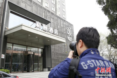 媒體記者關(guān)注北京“和頤酒店女生遇襲”事件。 圖片來源：視覺中國(guó)