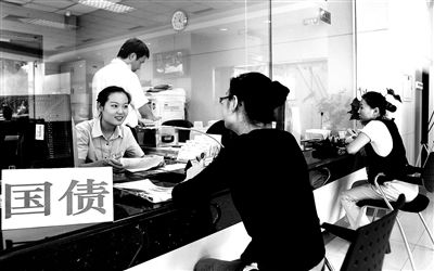 由于網(wǎng)銀和柜臺(tái)同時(shí)開售，部分銀行網(wǎng)點(diǎn)甚至來不及賣出一筆就發(fā)現(xiàn)額度全部被搶光供圖/視覺中國(guó)