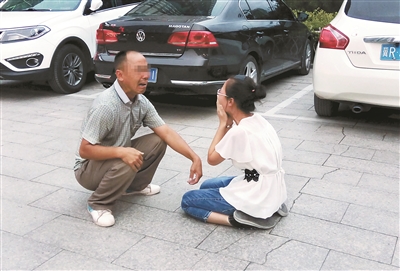 一位來(lái)自山西的父親，在燕郊找到陷入傳銷組織的女兒，當(dāng)街痛哭，求女兒回家