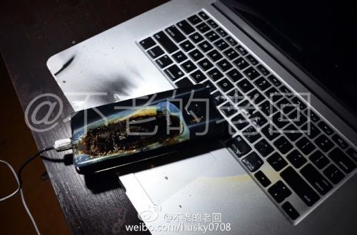 根據(jù)圖片來看，蘋果MacBook Pro筆記本觸控面板左邊部分被熏黑，而且該網(wǎng)友也提供了充電設(shè)備，就是三星Note 7原裝充電器。