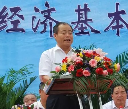 信發集團發展成為一家集發電、供熱、氧化鋁、電解鋁、碳素、燒堿、聚氯乙烯、電石、鋁深加工等產業于一體的現代化大型企業集團，位于山東聊城茌平縣。2016年10月，信發集團董事局主席張學信在接受山東商報采訪時表示，44年企業沒有一名員工離職。