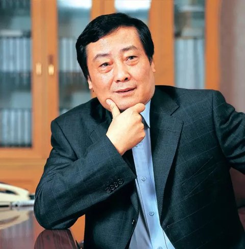 靠一瓶一瓶賣水發家的娃哈哈董事長宗慶后曾接受《環球時報》采訪表示，企業家社會責任除了體現在為社會創造財富，解決更多就業，以及增加稅收貢獻，再者就是要把員工照顧好，讓員工在企業發展，收入生活水平提高。