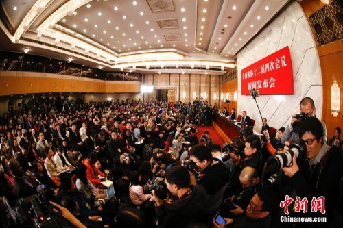 資料圖：2016年3月2日，全國政協(xié)十二屆四次會(huì)議新聞發(fā)布會(huì)在北京人民大會(huì)堂舉行，大會(huì)新聞發(fā)言人王國慶回答記者提問。 中新社記者 杜洋 攝