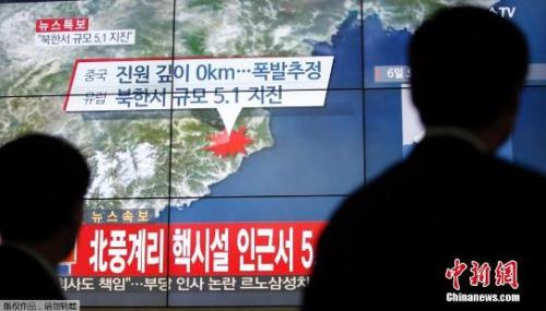 圖三 資料圖：韓國民眾觀看電視對朝鮮媒體試射氫彈的報道。