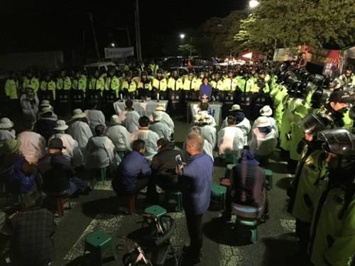 在把薩德搬運到星州高爾夫球場過程中，當地居民和警察發生對抗沖突圖據網絡