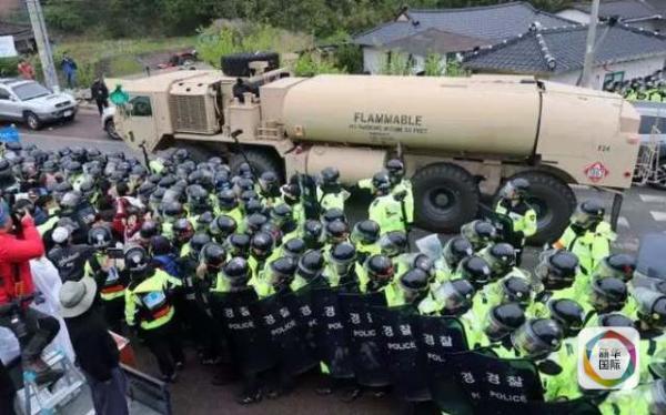 凌晨4時30分左右，駐韓美軍向“薩德”系統部署地星州高爾夫球場運送“薩德”相關裝備。約有20多輛卡車和軍用拖車進入星州高爾夫球場，其中裝有兩臺導彈發射架、X波段雷達及作戰指控中心等裝備。