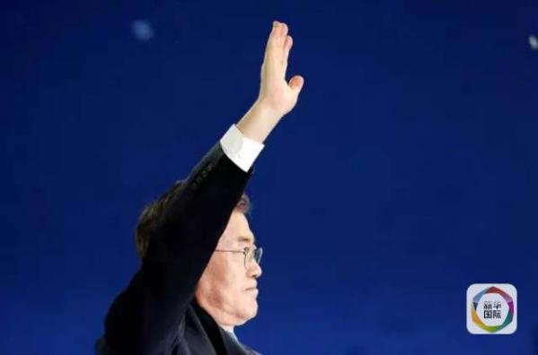 目前民調領先的共同民主黨候選人文在寅方面當天上午表示，強行在星州部署“薩德”的做法“無視國民意愿和程序”，實際上切斷了下屆政府針對“薩德”相關政策的判斷余地。