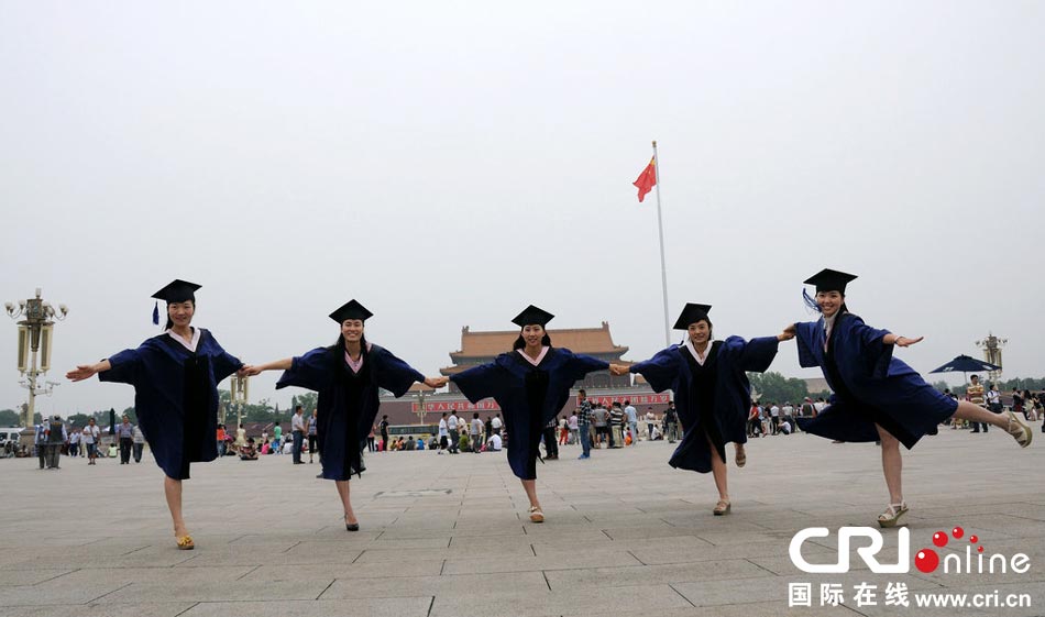 幾名打?qū)W生天安門廣場(chǎng)創(chuàng)意留影。圖片來(lái)源：金聞/CFP