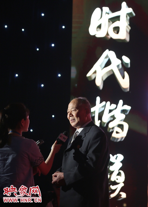 河南鄧州“編外雷鋒團”團長宋清梅，在“時代楷模”發布廳接受中央媒體現場采訪。