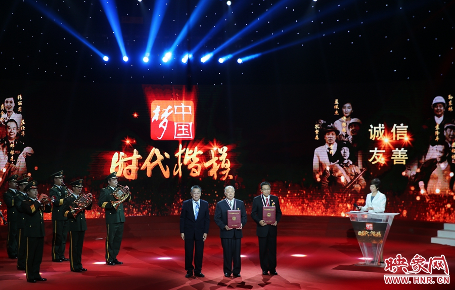 河南鄧州“編外雷鋒團”和黑龍江鶴崗市工農區法院孫波，被授予“時代楷模”榮譽稱號。