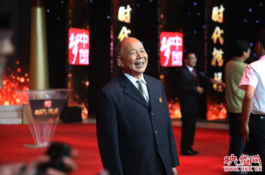 河南鄧州“編外雷鋒團”被中宣部授予“時代楷模”榮譽稱號，團長宋清梅非常激動和高興。