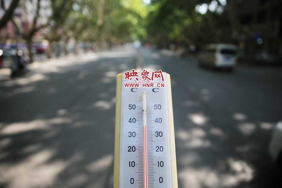 7月8日下午15時30分，人民路樹陰處溫度為36度，比人防納涼處高11度。