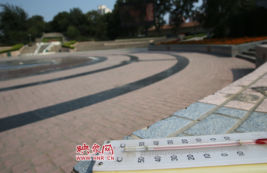 7月8日下午15時46分，紫荊山公園地表溫度為42度（溫度計放置地面測量），比人防納涼處高17度。
