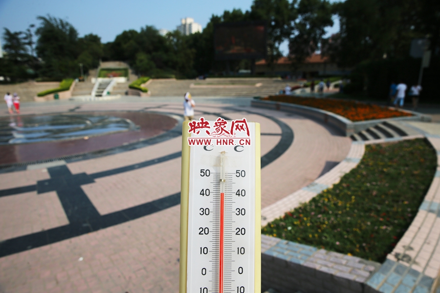 7月8日下午，紫荊山公園氣溫為39度（溫度計懸空測量），相比人防納涼處高14度。