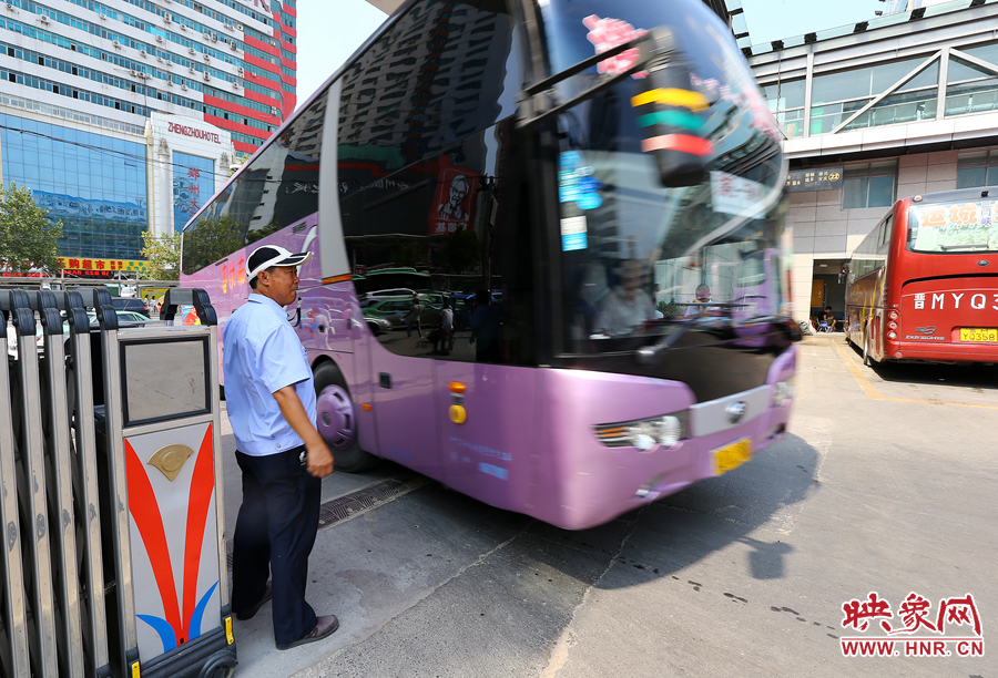 車場(chǎng)內(nèi)車輛順暢時(shí)，調(diào)度員還要在門口迎車指揮