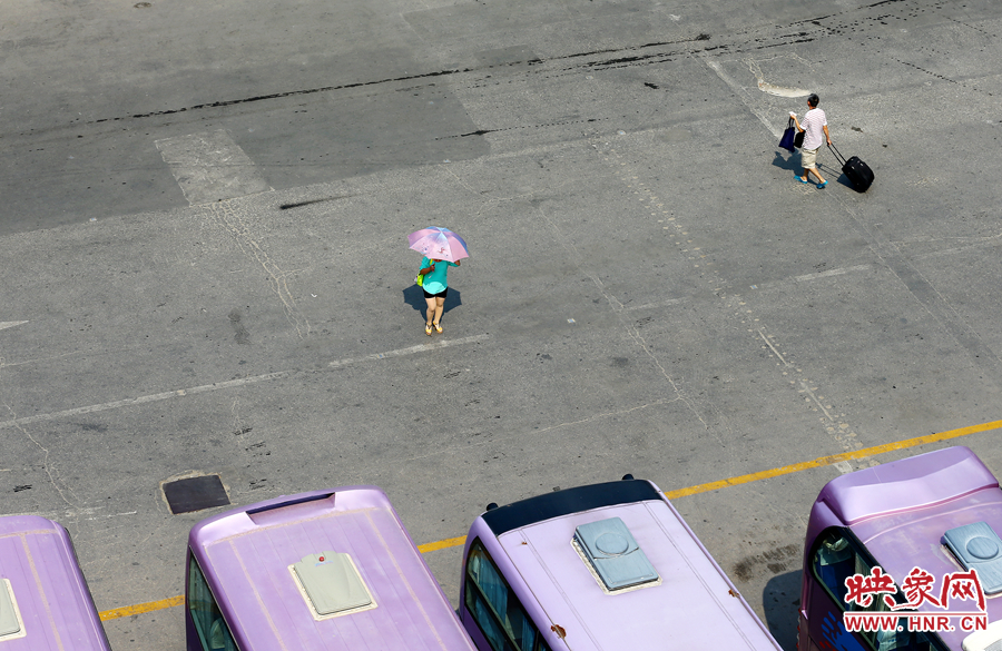 酷暑的陽(yáng)光，常常曬化車站內(nèi)地面的瀝青，乘車的旅客都是匆匆而過，不愿過多停留。