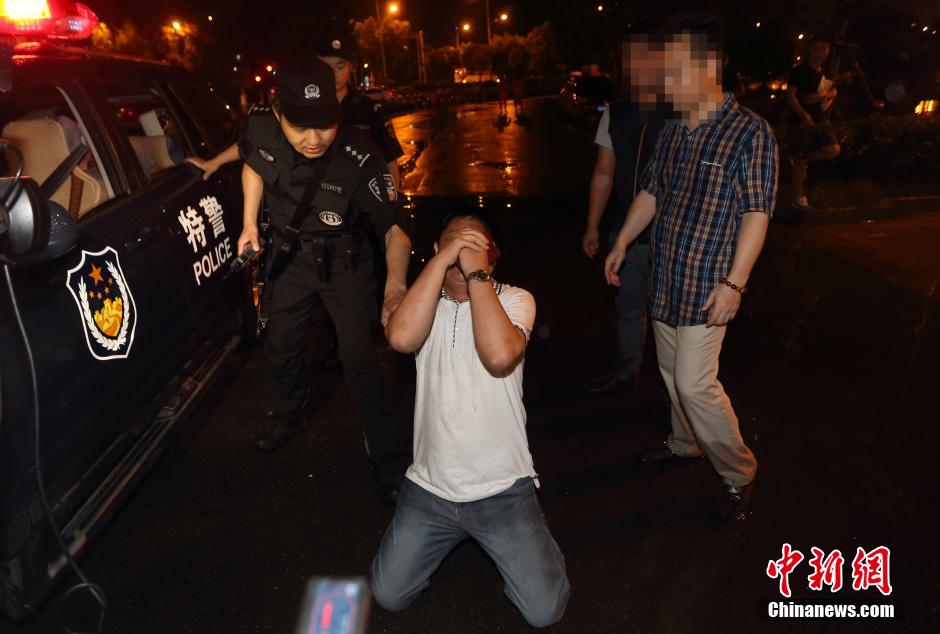 7月24日晚,南京警方將查獲的酒后駕駛車(chē)輛的男子控制后,該男子的同伴跪地求情。