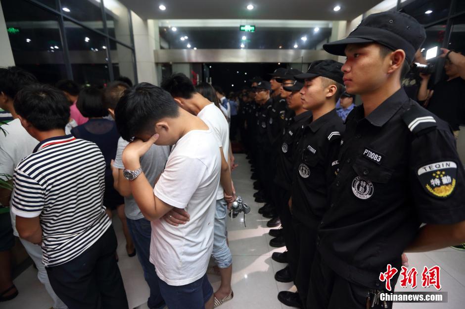7月24日晚,南京警方將抓獲的以福建、江西、河南、湖北、黑龍江等多個(gè)外省市的涉及傳銷(xiāo)人員集中帶回。