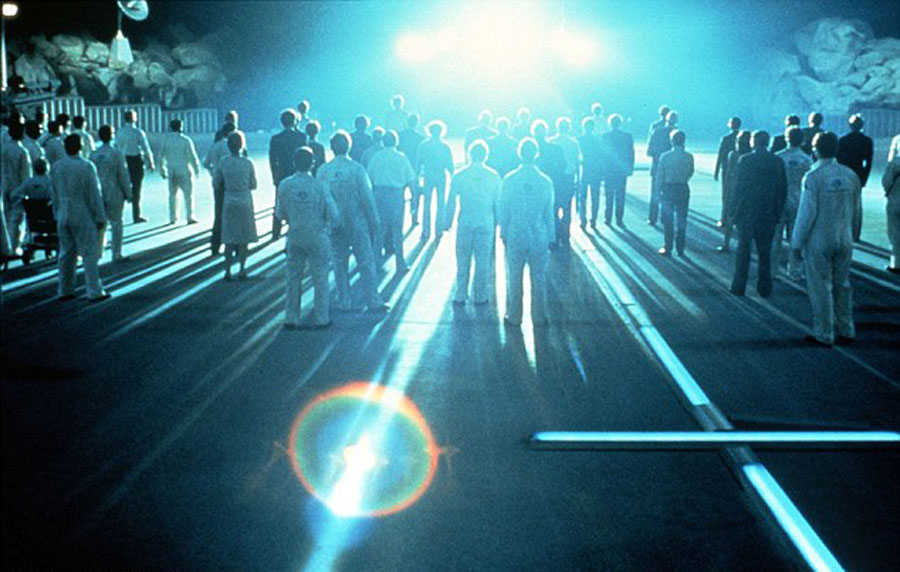 攝影師拍攝到的圖片看上去像科幻電影《第三類接觸》中外星人登陸地球的畫面。