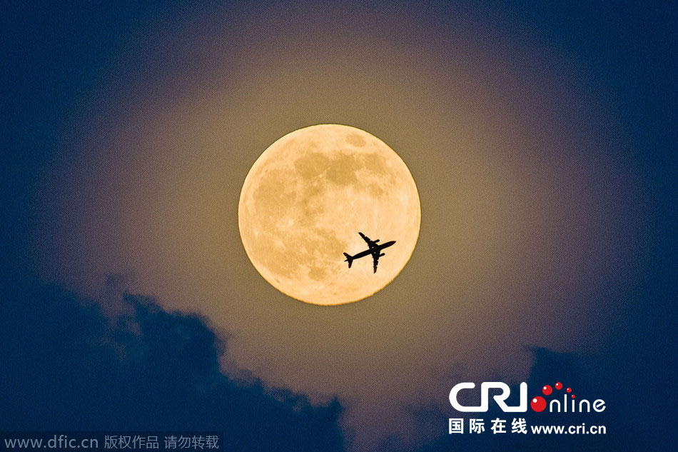 8月10日，19點(diǎn)15分，深圳上空的超級(jí)月亮。圖片來(lái)源：鄧飛/東方IC