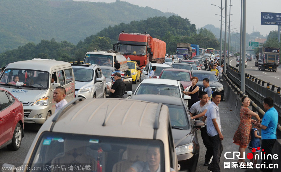中秋假期又見(jiàn)高速路擁堵 乘客紛紛下車休息