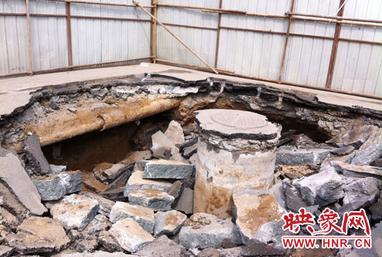 此次路面塌陷的直徑約為3米，深度有2米左右，坑內布滿了碎石，路面下方20厘米左右。