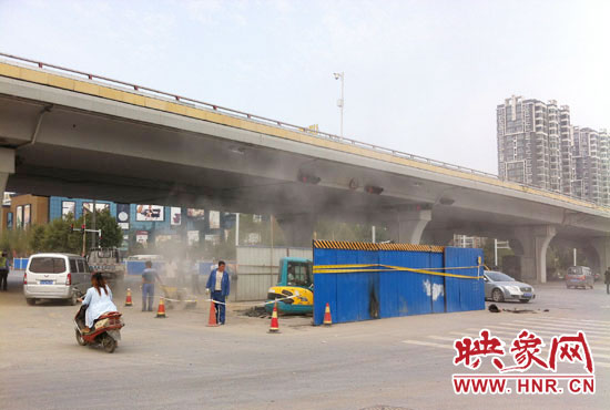 施工單位對塌陷處進行路面切割，造成路面塵土飛揚。