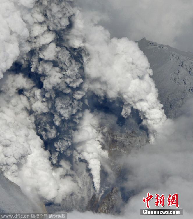 當(dāng)?shù)貢r(shí)間2014年9月27日，日本中部御岳山發(fā)生噴發(fā)，或已造成數(shù)人受傷。