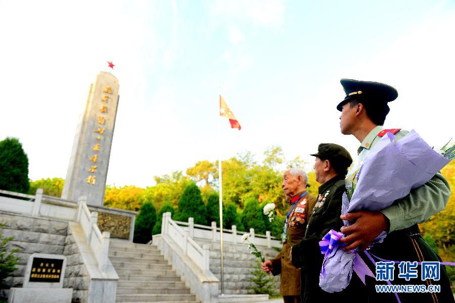 9月29日，在遼寧丹東抗美援朝烈士陵園，來自全國各地的革命老戰(zhàn)士及家屬向抗美援朝烈士紀(jì)念碑獻(xiàn)花。