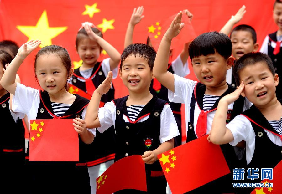 9月28日，安徽淮南市直機(jī)關(guān)幼兒園的小朋友在國(guó)旗前唱《國(guó)歌》，慶祝祖國(guó)65周歲生日。