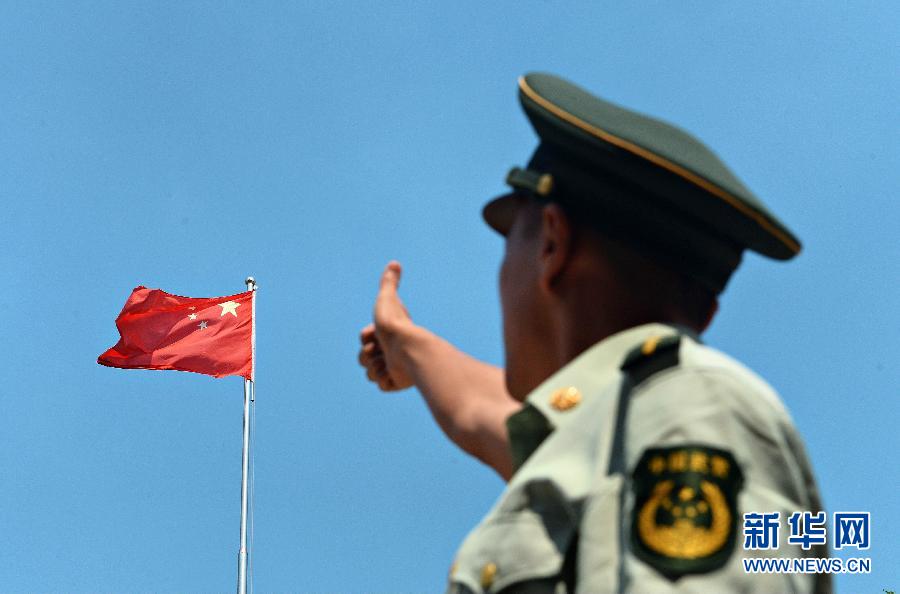  9月25日，武警浙江嘉興消防官兵為祖國(guó)“點(diǎn)贊”。