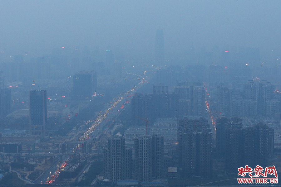 18：07鄭州被霧霾包裹著，不遠處的建筑隱約可見。