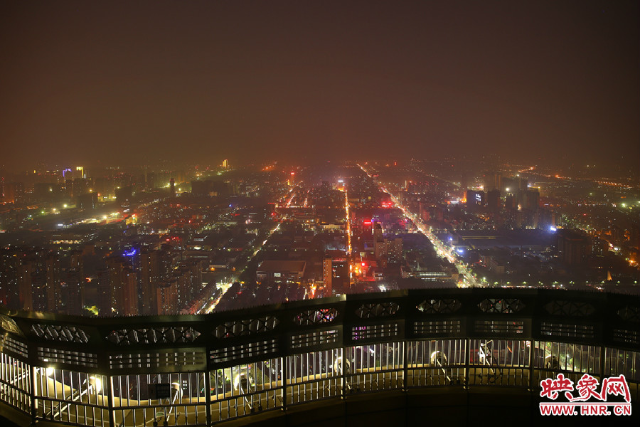 18：40鄭州沉浸在一片霧霾中，都市的燈光霧蒙蒙的，夜空看不到月亮的蹤跡。