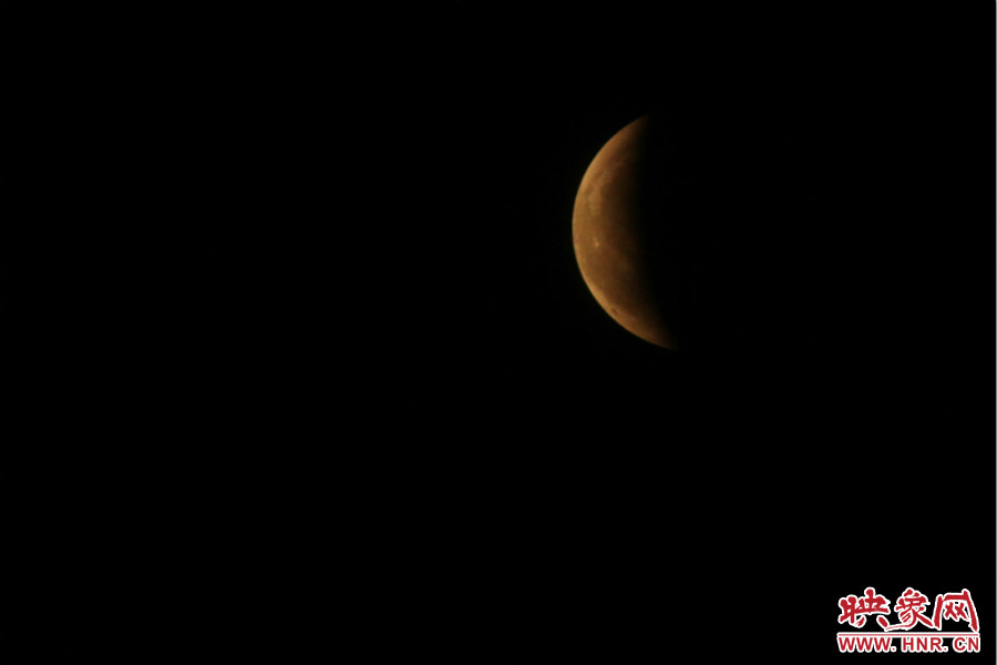 19：47夜風吹散了霧霾，月亮漸露芳容。