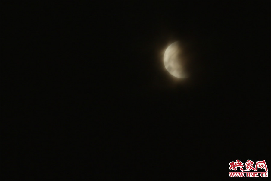 20：02月亮在云層中忽隱忽現。