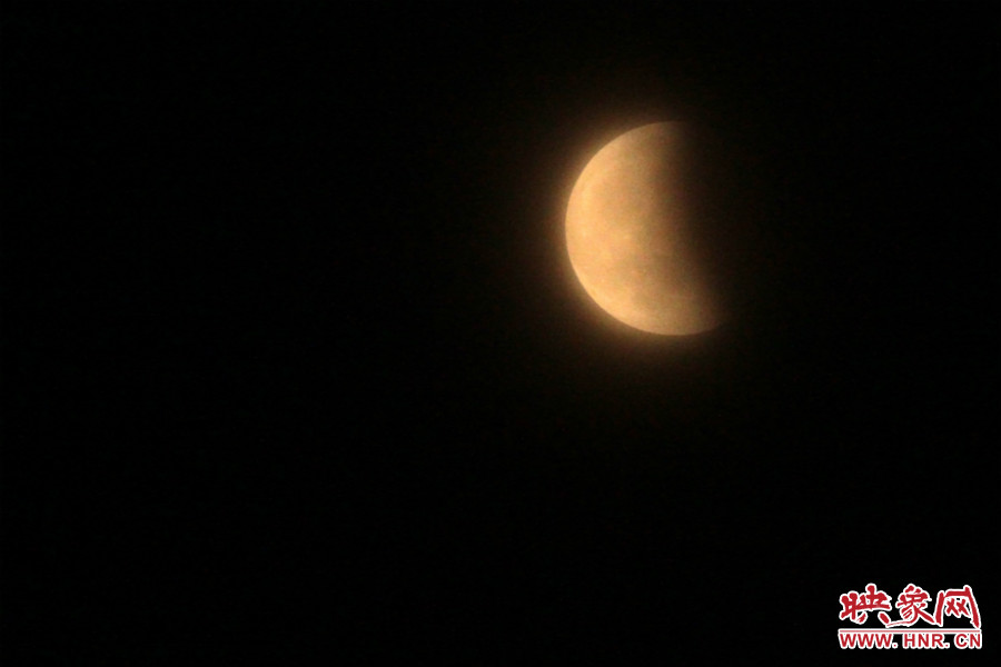 20：11夜空依然能見度很低，月亮看起來總是霧蒙蒙的。