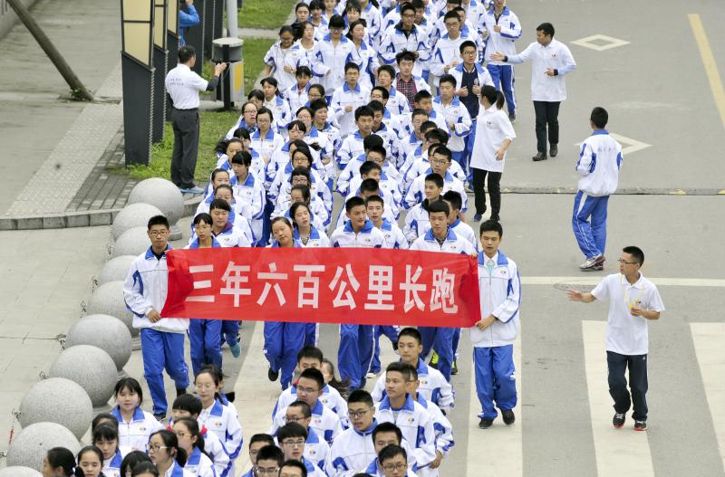 10月14日，成都七中萬(wàn)達(dá)學(xué)校實(shí)行三年跑六百公里才能畢業(yè)，現(xiàn)場(chǎng)學(xué)生開(kāi)始長(zhǎng)跑。