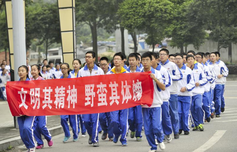 10月14日，成都七中萬(wàn)達(dá)學(xué)校實(shí)行三年跑六百公里才能畢業(yè)，現(xiàn)場(chǎng)學(xué)生開(kāi)始長(zhǎng)跑。