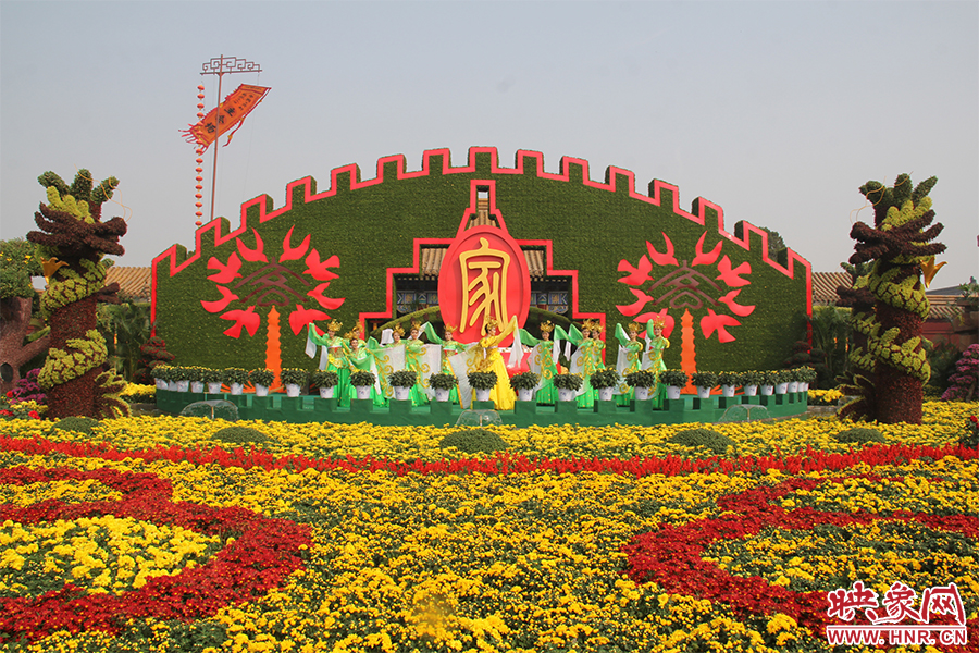 龍亭公園內大型菊花景觀。