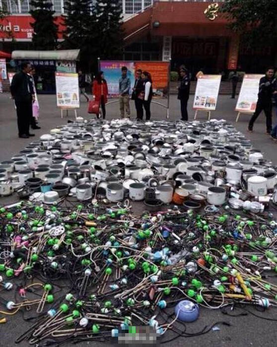 西南民族大學查寢的戰利品:電飯煲和熱得快