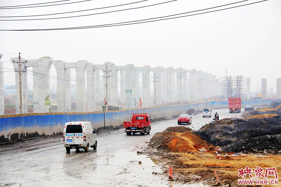 鄭平路柴郭轉盤處以及圍擋兩邊預留的道路坑坑洼洼，無人維護，造成事故頻發，經常堵車。